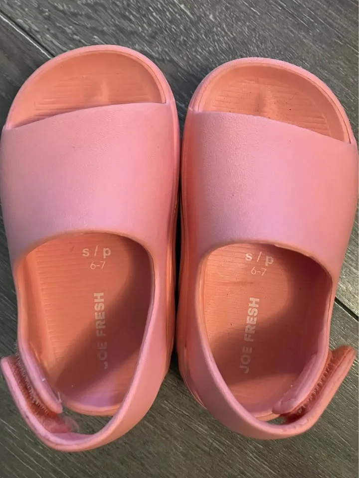 Joe Fresh Sandals - 6T/7T image indicator(2)