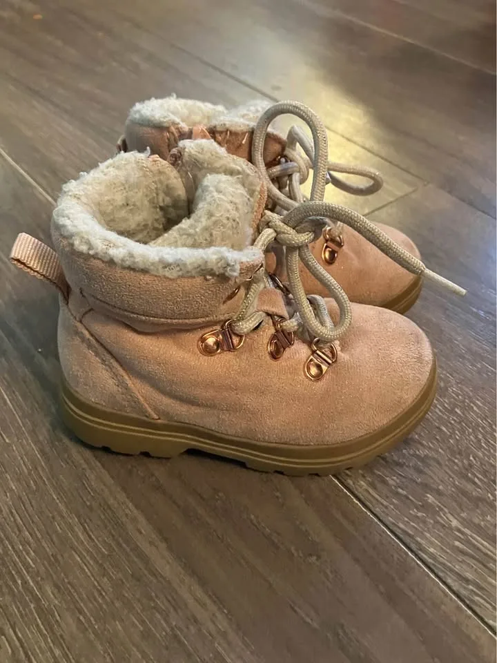 baby girl fleece lined boots - size 4T/5T image indicator(2)