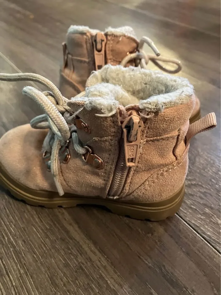 baby girl fleece lined boots - size 4T/5T image indicator(3)