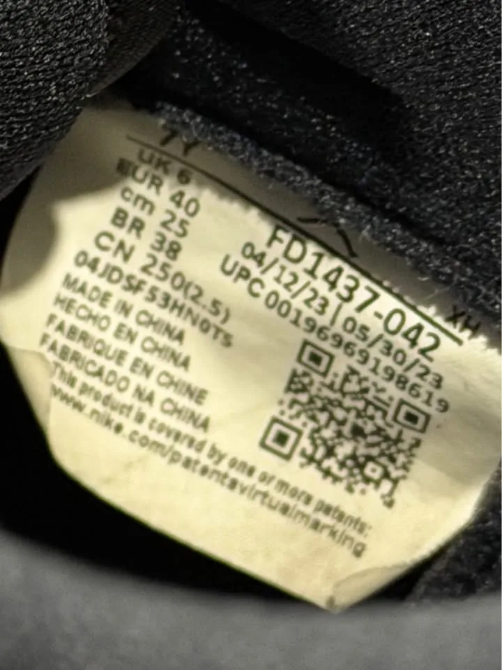 Air Jordan one retro high OG youth size 7 image indicator(4)