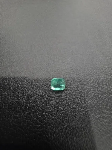 Natural Colombian Emerald Cut Emerald Green image indicator(4)