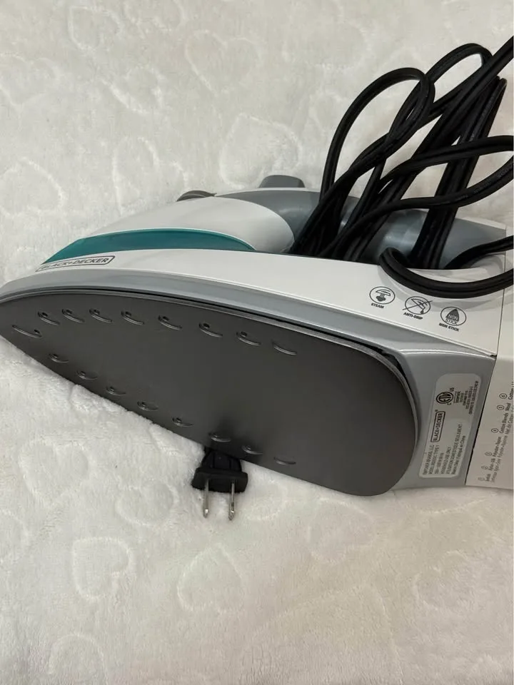 Black+Decker Steam Iron – Like New! image indicator(2)