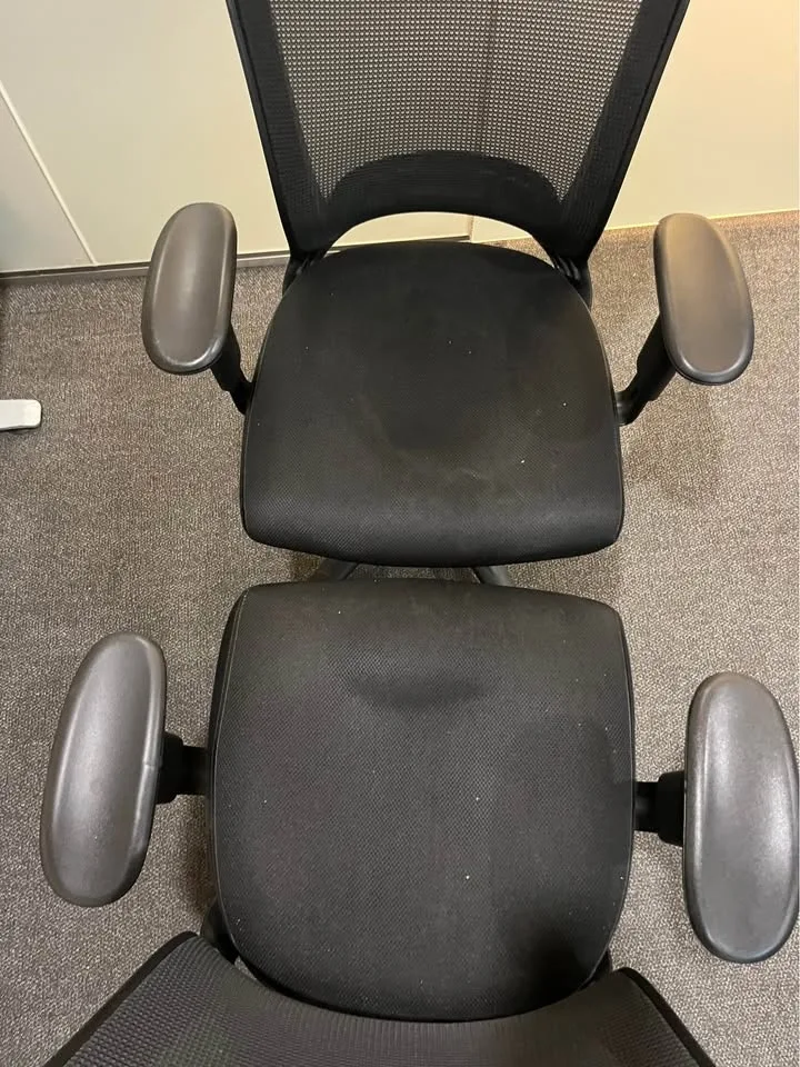 Office swivel chair on wheels image indicator(3)