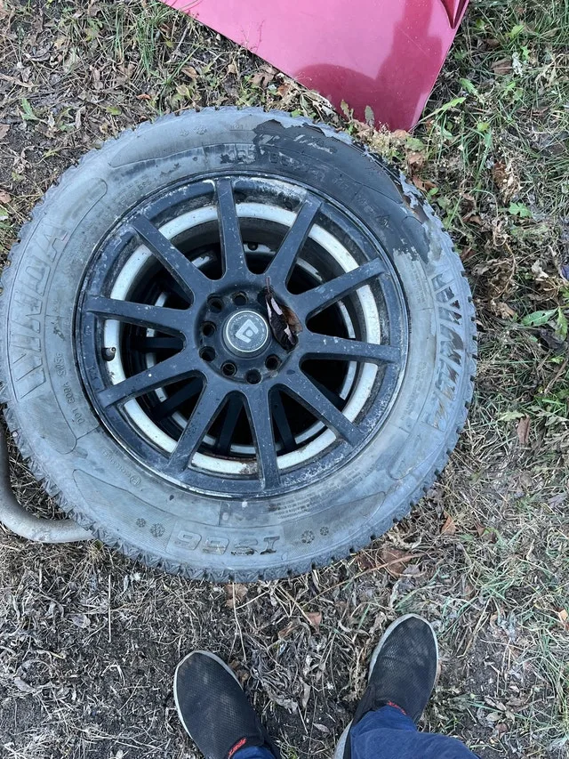 195 65 R15 Two Winter Tires On Aftermarket Rims image indicator(2)