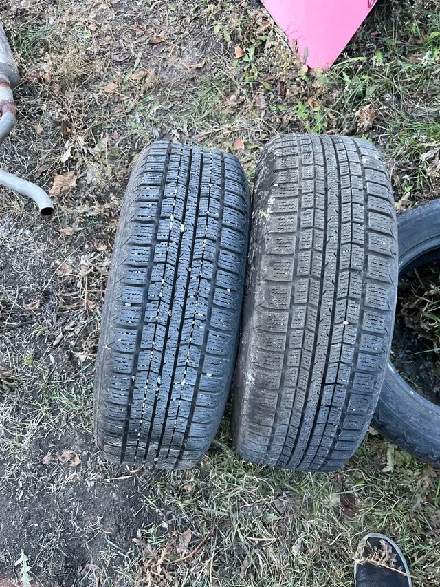 195 65 R15 Two Winter Tires On Aftermarket Rims image indicator(4)