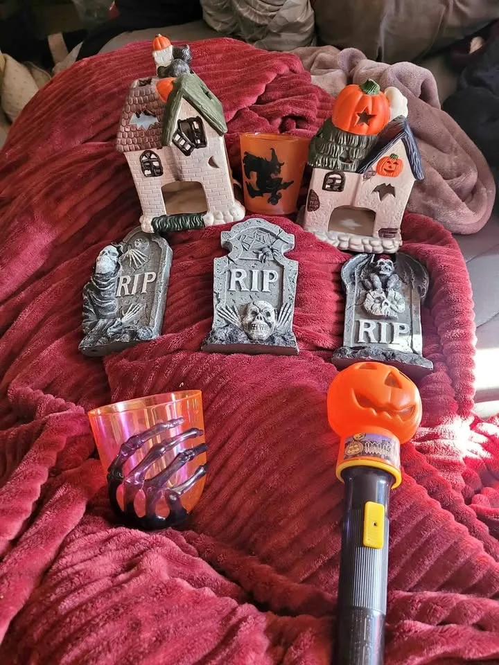 HALLOWEEN LOT 3 TEA LIGHT HOLDERS,3 HEAVY REST IN PEACE HEAD STO