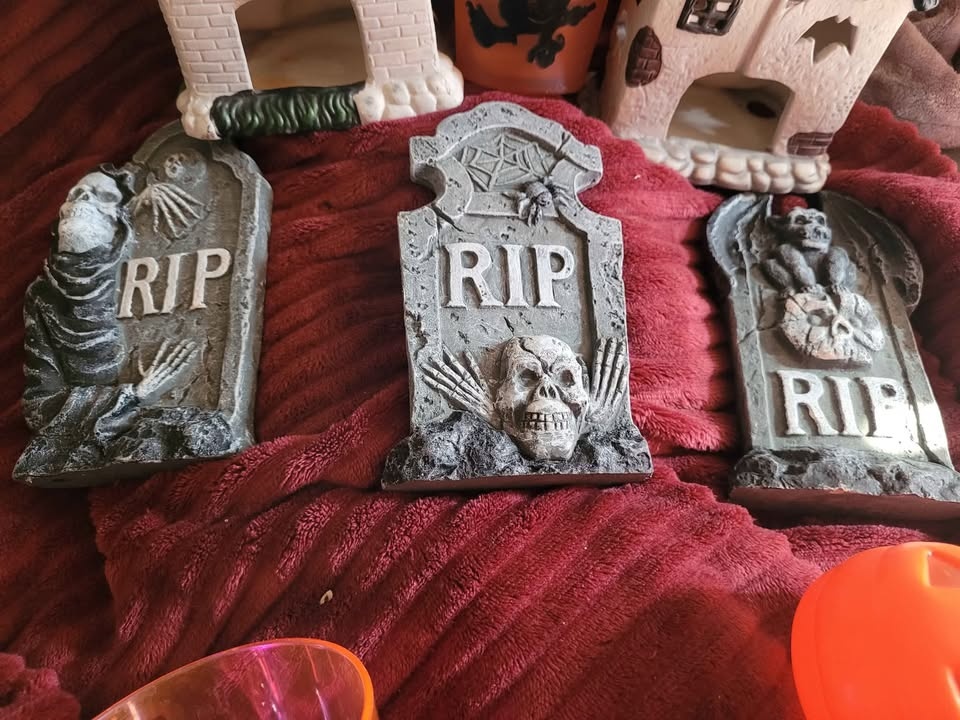 HALLOWEEN LOT 3 TEA LIGHT HOLDERS,3 HEAVY REST IN PEACE HEAD STO - photo 4
