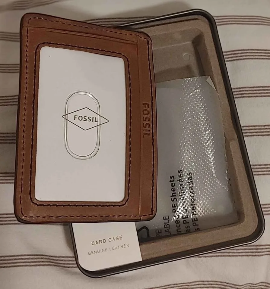 FOSSIL - Genuine Leather Card Case - New in Box! image indicator(3)