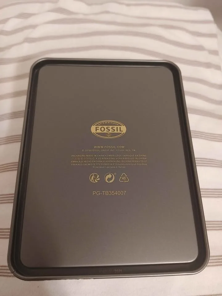 FOSSIL - Genuine Leather Card Case - New in Box! image indicator(5)