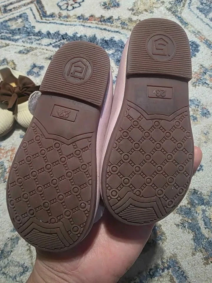 Baby girl shoes... 5c or 5t.. brown and pink image indicator(5)