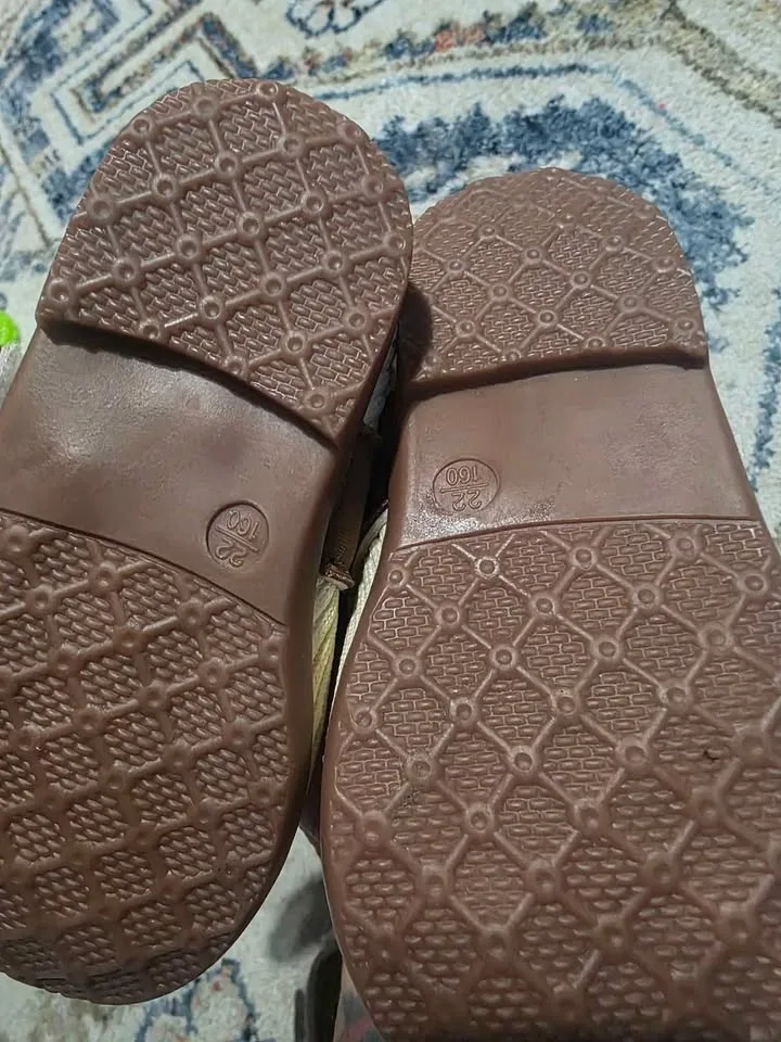 Baby girl shoes... 5c or 5t.. brown and pink image indicator(6)