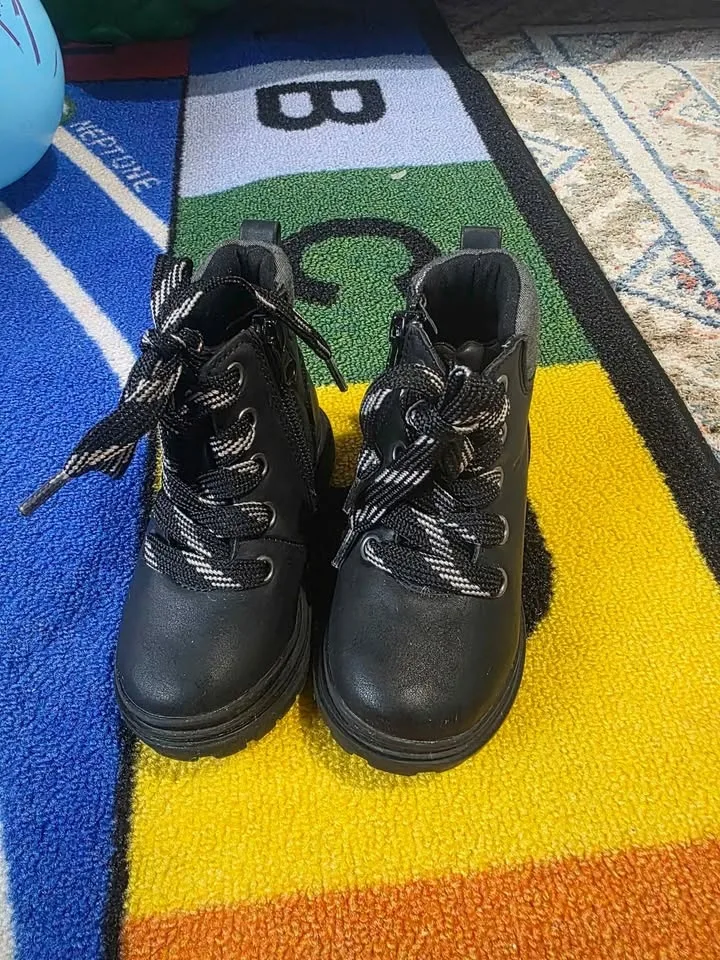Cat & Jack Toddler UNIZEX SIZE 6 Black Atlas Lace-Up Combat Boot image indicator(3)