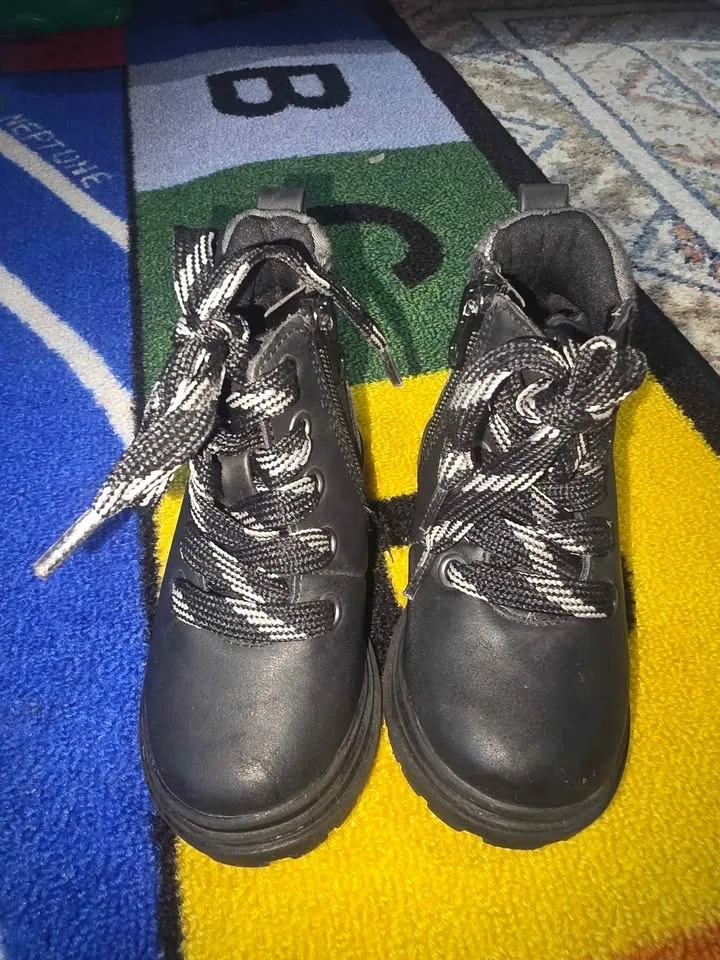 Cat & Jack Toddler UNIZEX SIZE 6 Black Atlas Lace-Up Combat Boot image indicator(6)