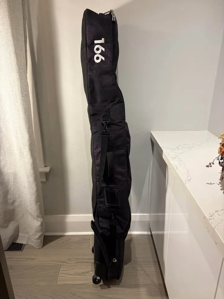 Burton heavy-duty padded snowboard travel bag with wheels image indicator(4)