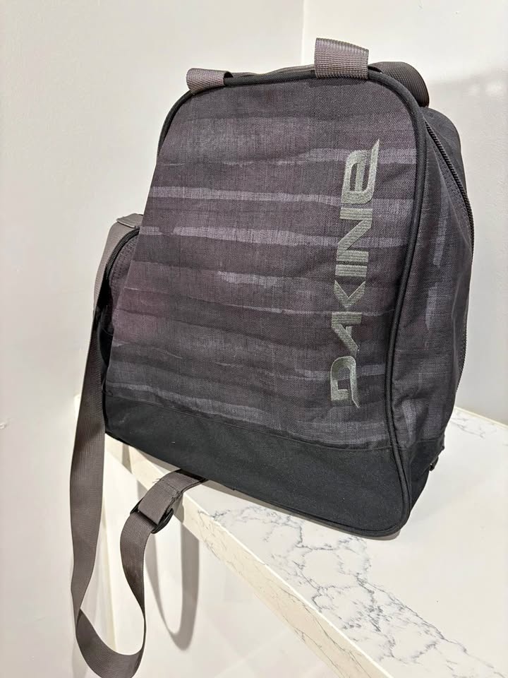 Dakine ski/snowboard boots bag
