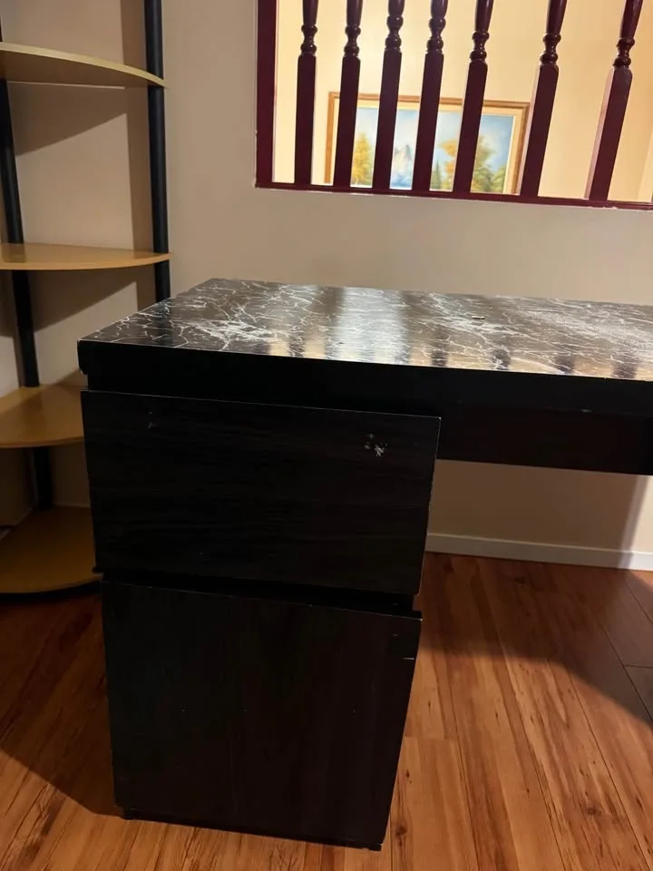 Computer Desk in Good Condition image indicator(2)