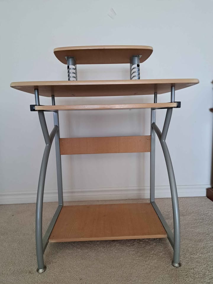 Moving sale - computer desk/ Laptop table - photo 4