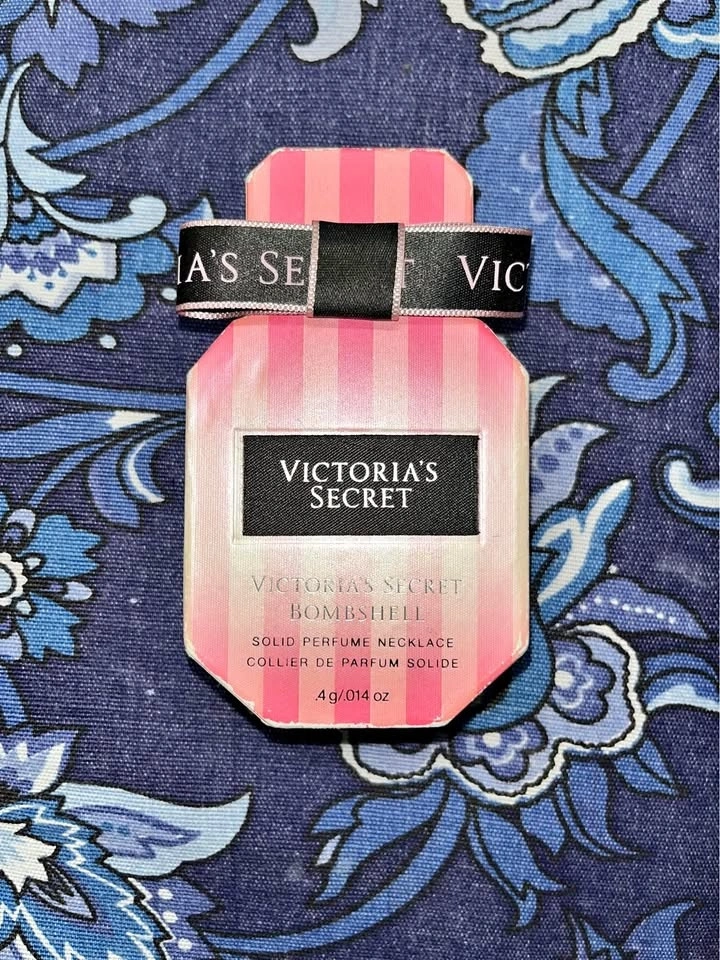 BNIB Victoria’s Secret Bombshell Solid Perfume necklace. Retails