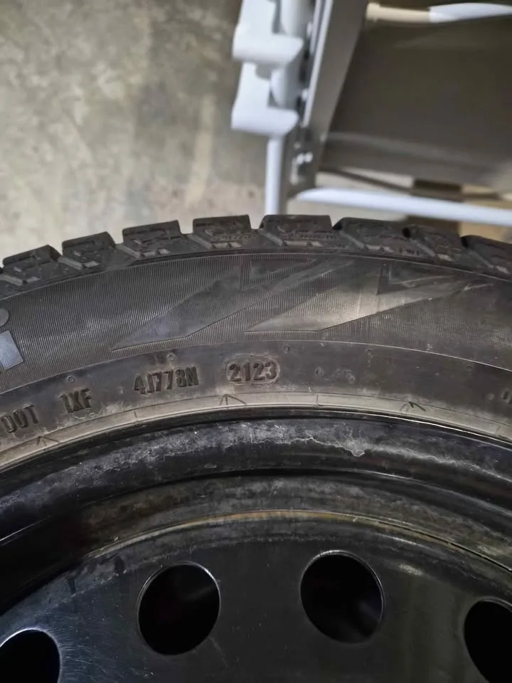 245 45 18 Pirelli Ice Zero Winter Set image indicator(6)