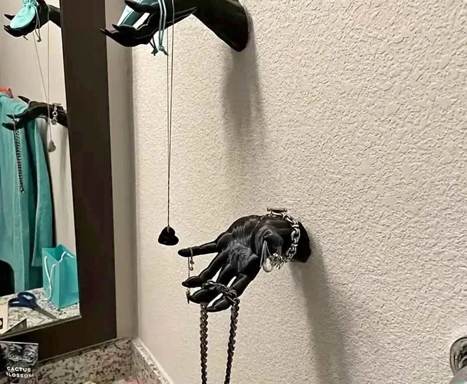 NEW 1pc Gothic Resin Claw Hand Wall Hanging Statue