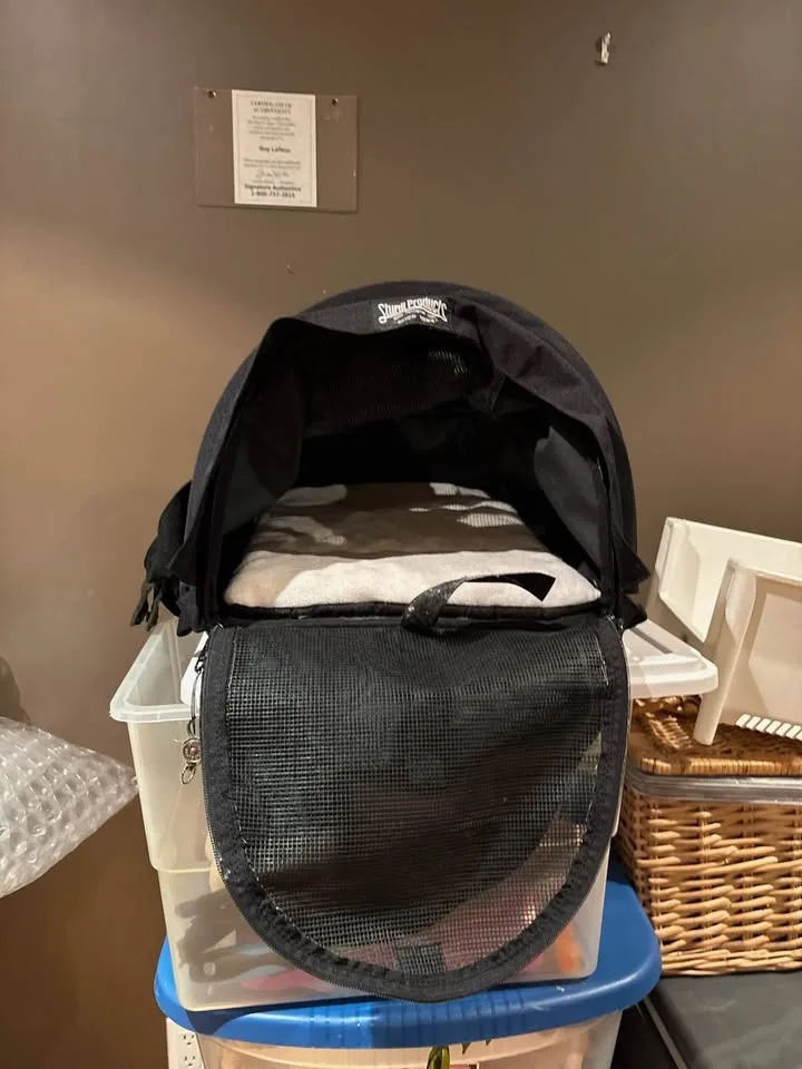 Pet travel bag/ carrier image indicator(2)