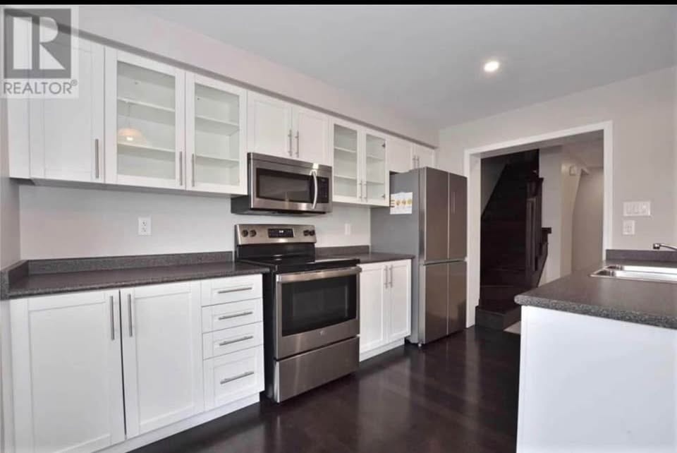 3 Beds 2 Baths - Townhouse - photo 2