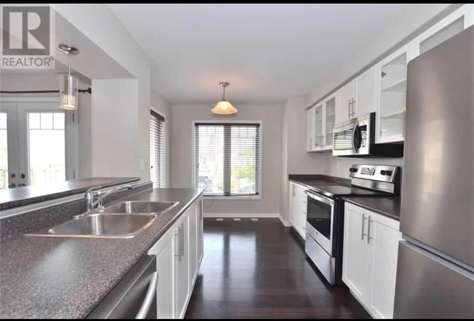 3 Beds 2 Baths - Townhouse - photo 3