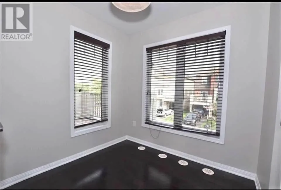 3 Beds 2 Baths - Townhouse image indicator(5)