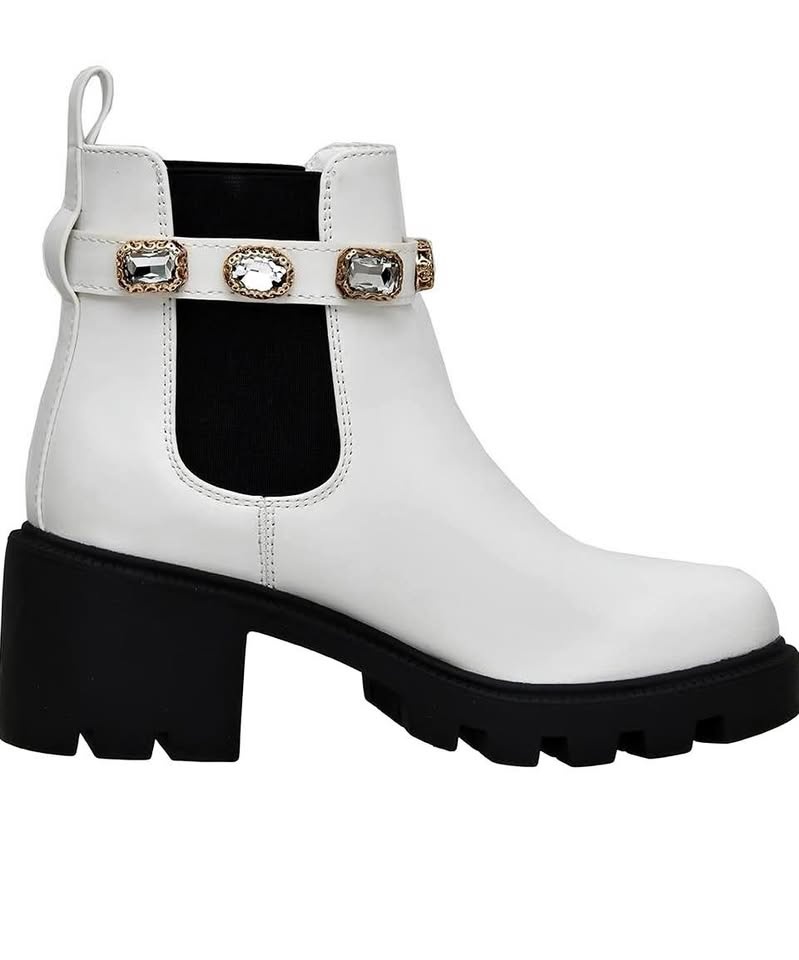 Steve Madden Women’s chelsea boot 9.5 with Jeweled strap