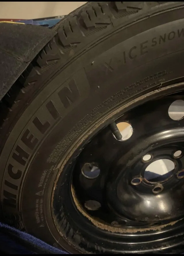4 Michelin X-Ice Snow Tires 215/65 R17 image indicator(2)