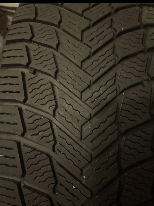 4 Michelin X-Ice Snow Tires 215/65 R17 image indicator(5)