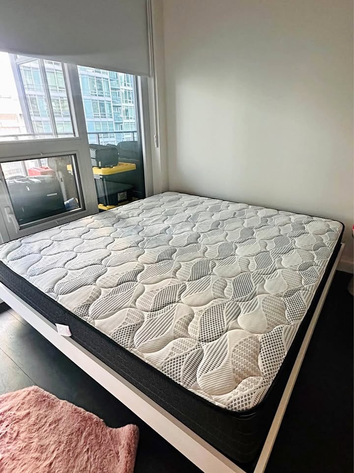 Perfect condition very new King Mattress - Hybrid - Medium Firm