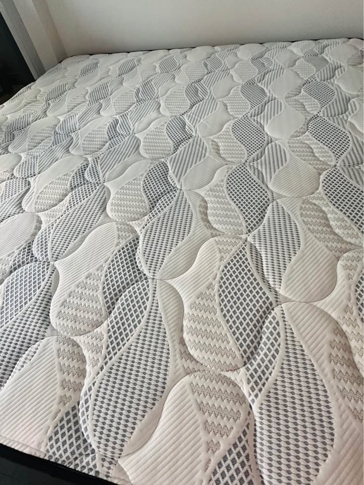 Perfect condition very new King Mattress - Hybrid - Medium Firm - photo 2