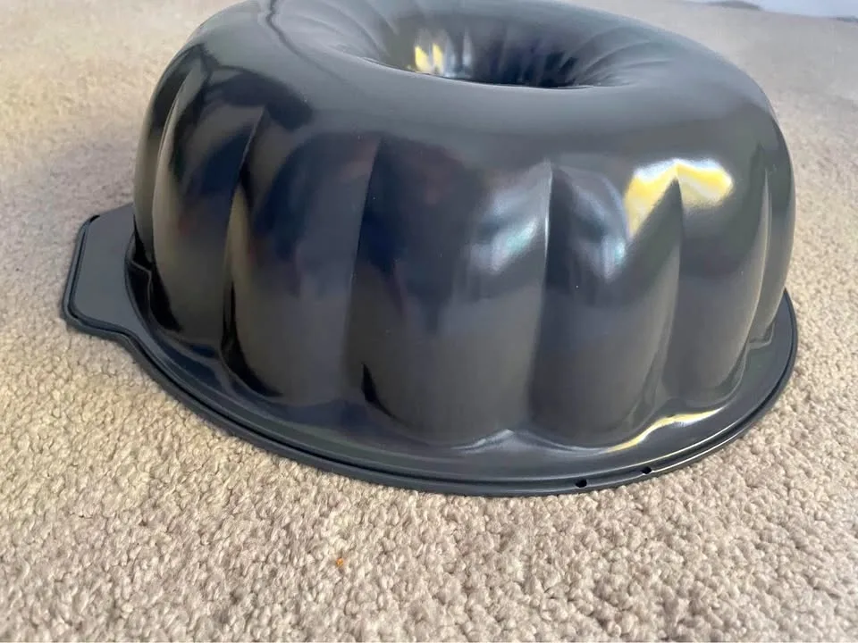 Brand new aluminum cake or jello shaper dish