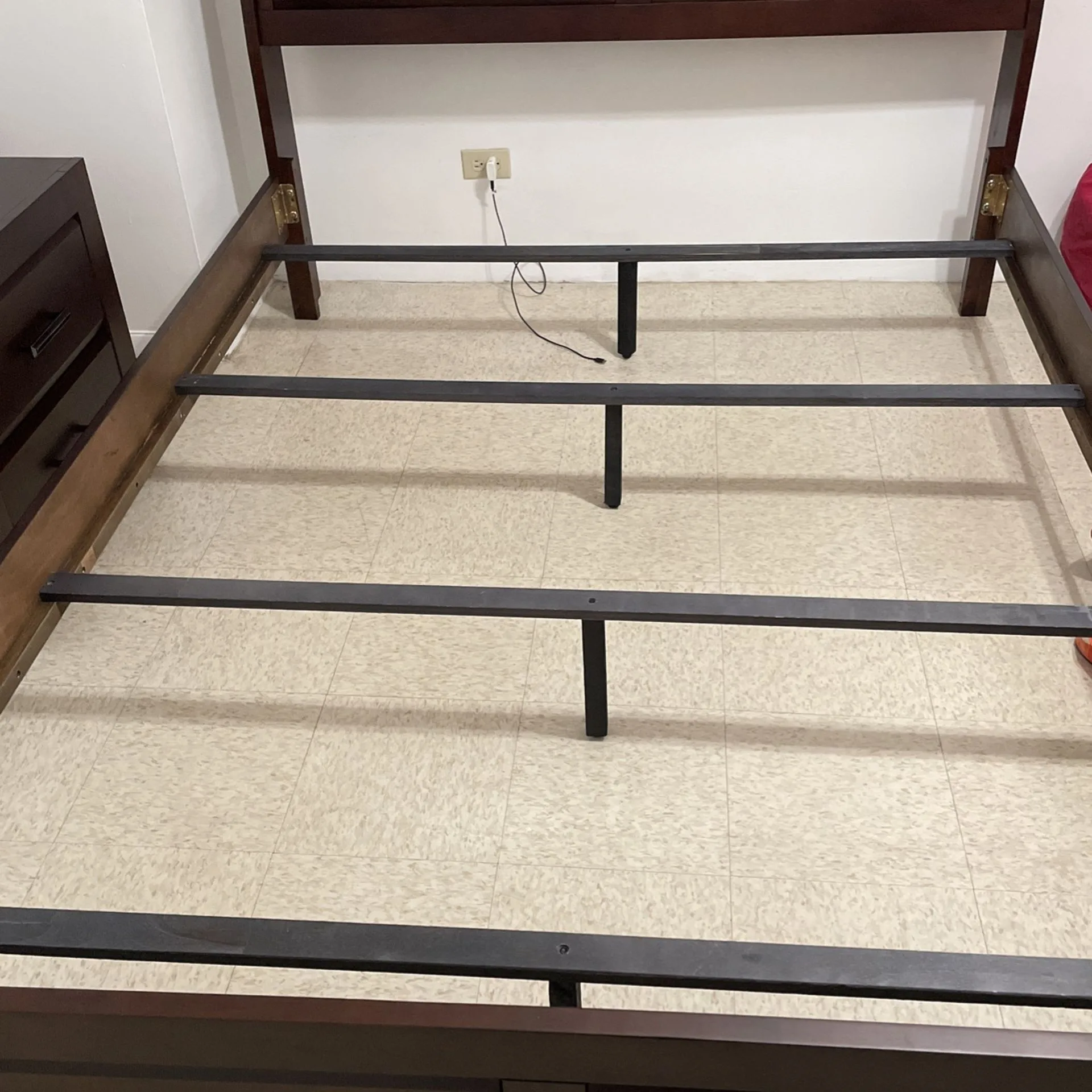 Queen Bed Set - Bed, 2 Nightstands, Dresser