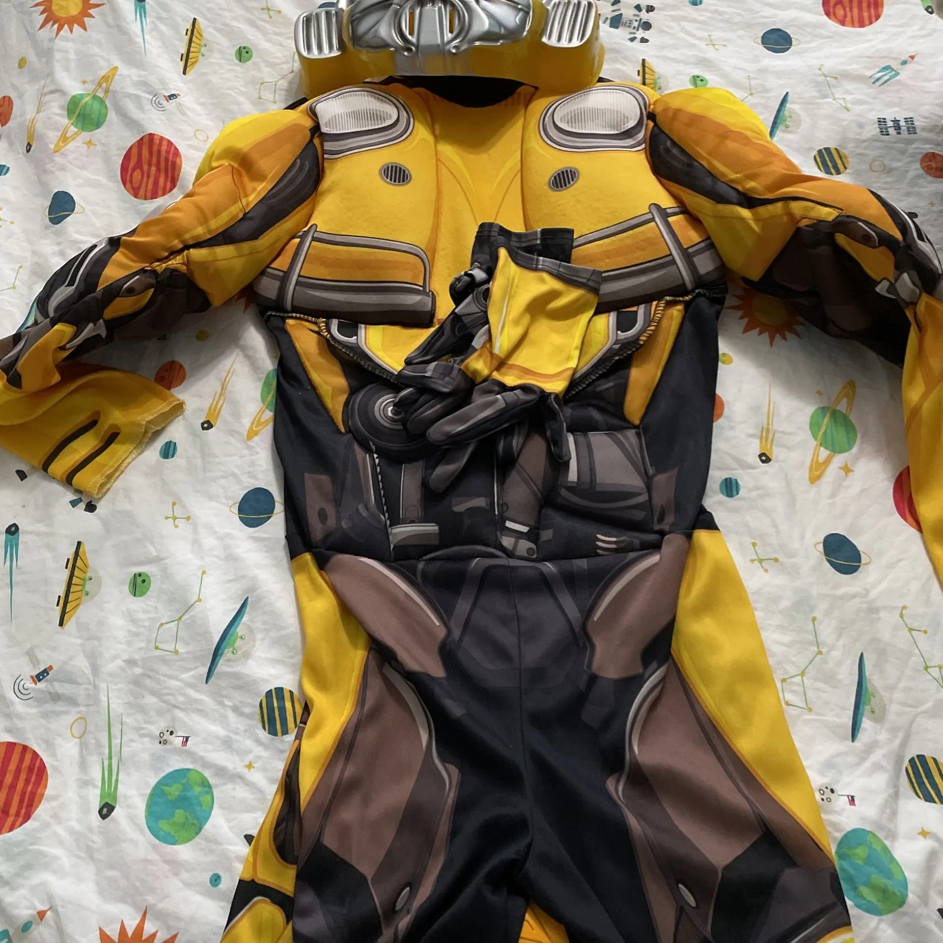 Halloween Customs:Bumblebee and More