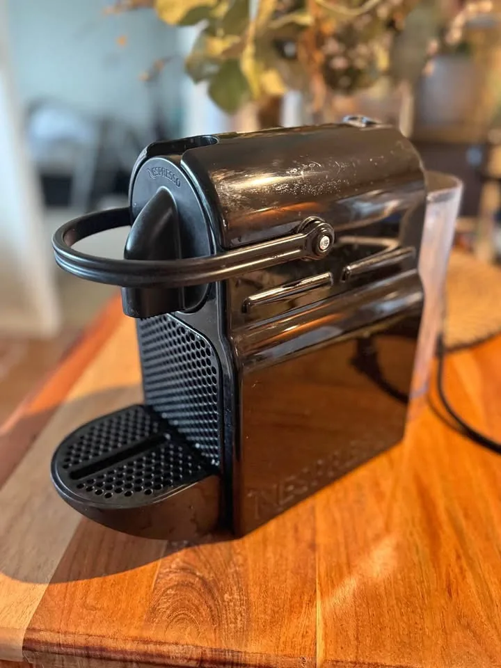Nespresso machine in Great condition thumbnail