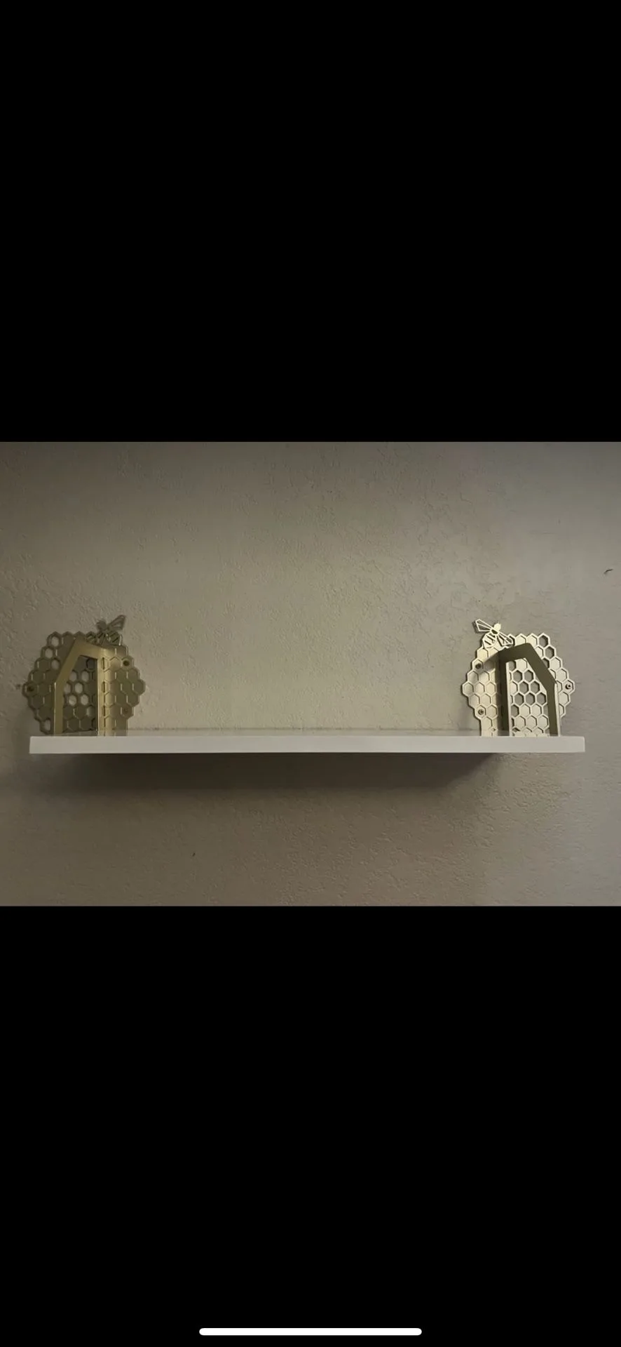 Brand NEW! Set of 2 Wall Shelf’s White/Gold Beehive Design 🥕