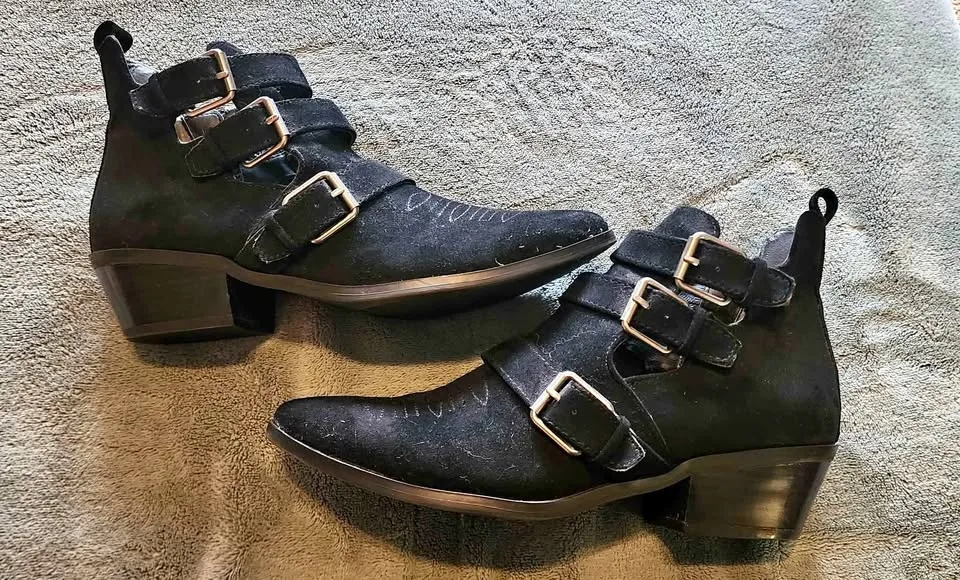 Womens short black suede cowboy boots. Size 8