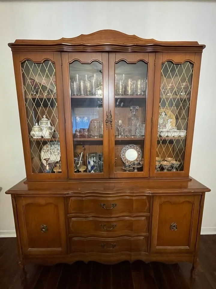 Vintage Solid Wood China Cabinet / Hutch- Excellent Condition image indicator(2)