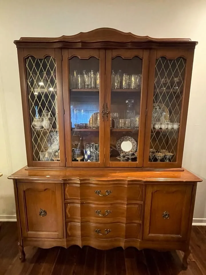Vintage Solid Wood China Cabinet / Hutch- Excellent Condition image indicator(3)
