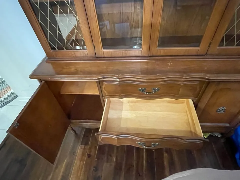 Vintage Solid Wood China Cabinet / Hutch- Excellent Condition image indicator(4)