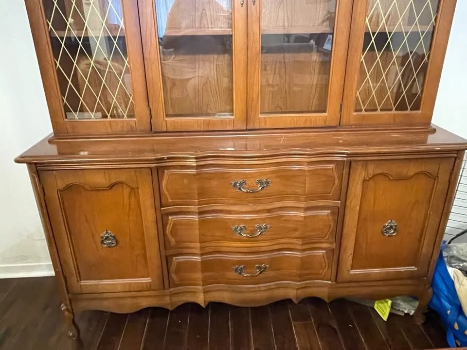 Vintage Solid Wood China Cabinet / Hutch- Excellent Condition image indicator(5)