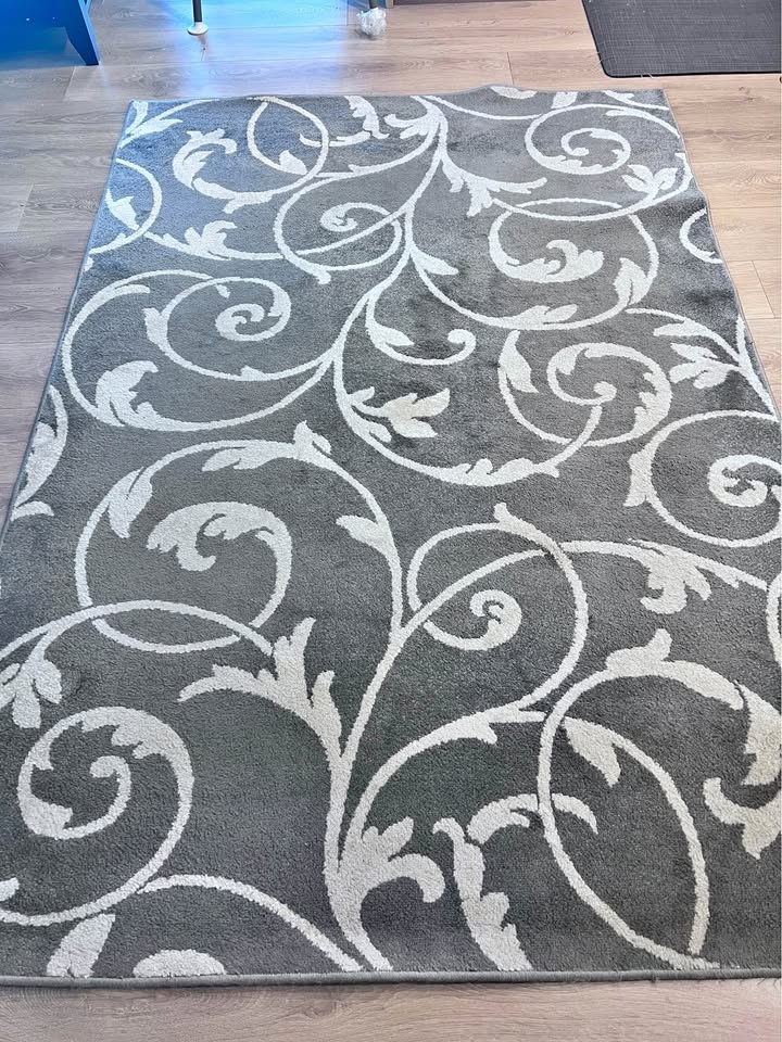 5x6’7 Area Rug – Good Condition