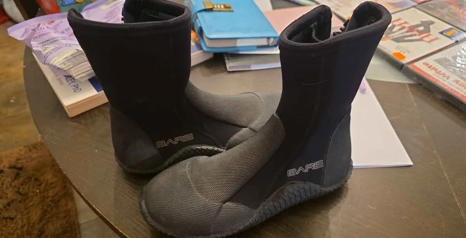 BARE dive/wetsuit boots size 5 ladies great condition image indicator(4)