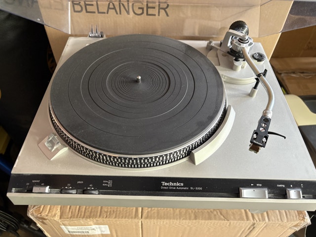 Technics SL-3200 Turntable