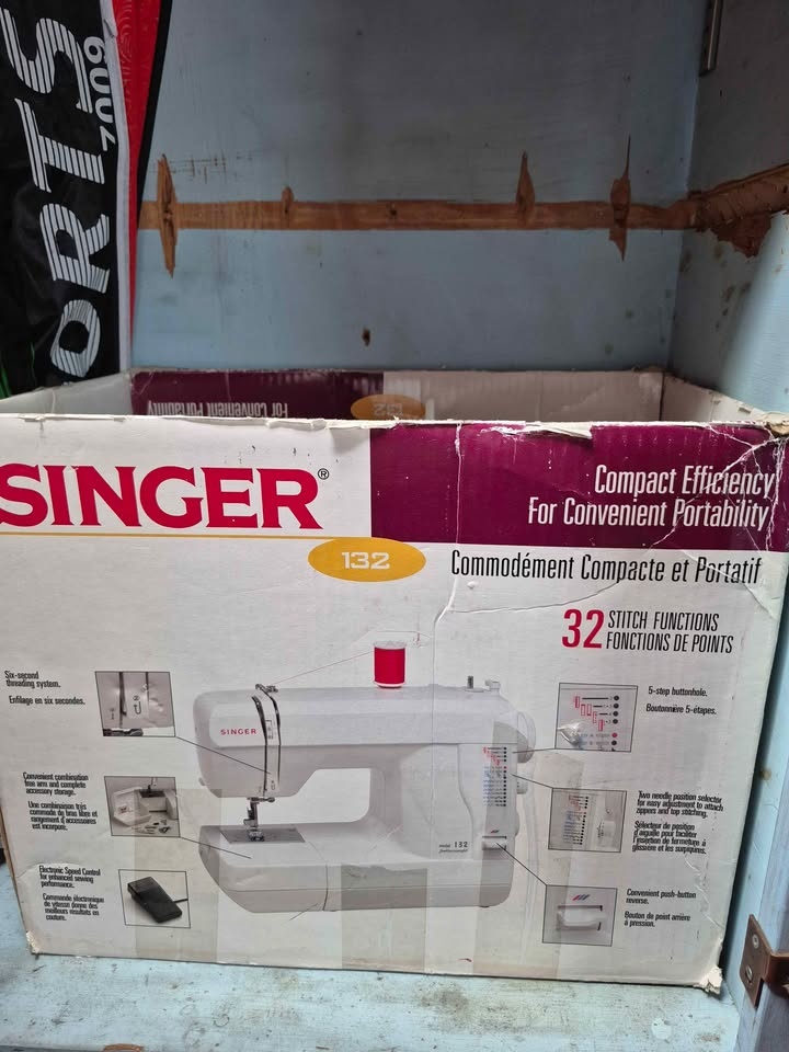 Singer Sewing Machine - photo 2