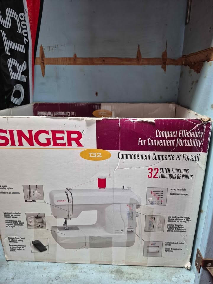 Singer Sewing Machine - photo 3
