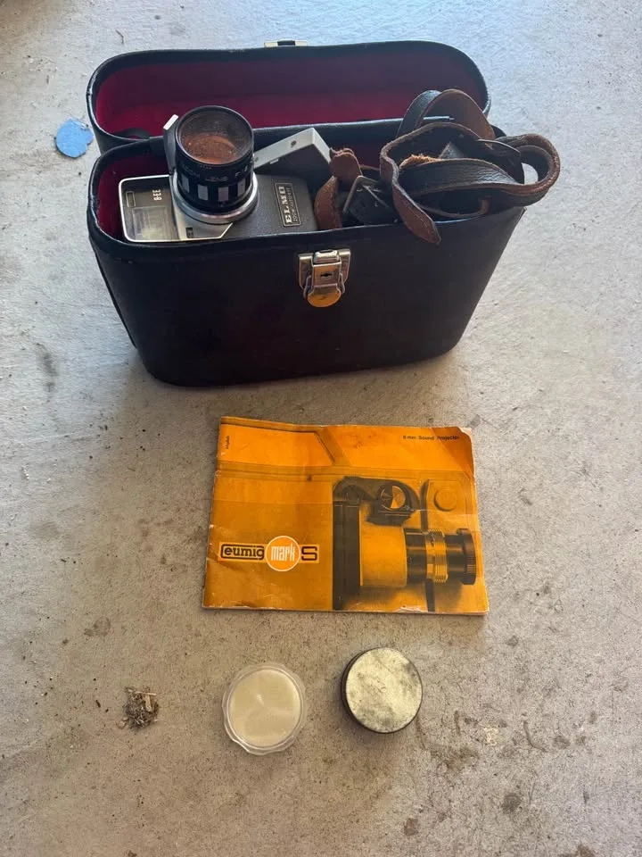 Vintage 8mm Movie Camera with Case – Untested image indicator(4)