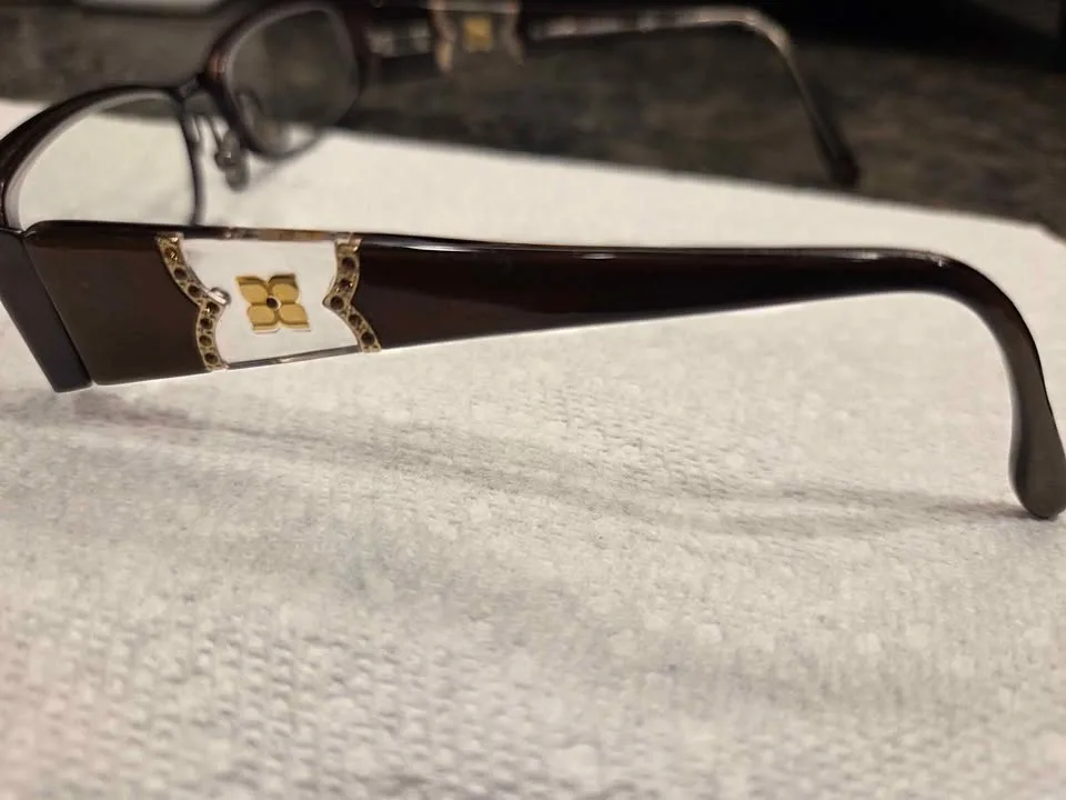 Brown framed glasses image indicator(2)